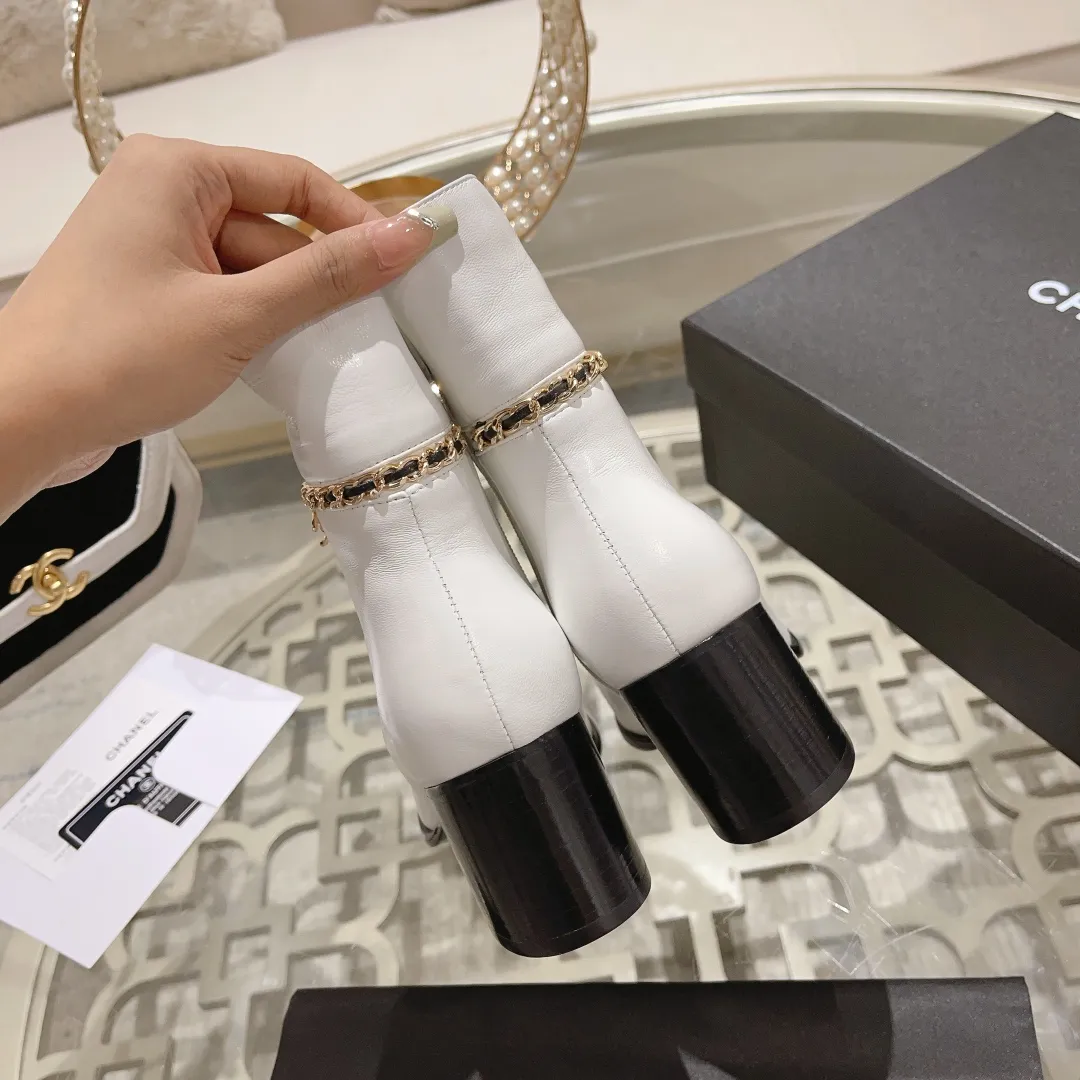 Factory direct sales p700🐘🐘women's shoes women's clothing 2025 Xiaoxiang chanel high-quality counter-level 𝙎𝙡𝙞𝙣𝙜-𝙗𝙖𝙘𝙠🌈〰͏ chanelaa® Xiaoxiang new chain ⛓️skinny leg short boots top purchasing agent level rare items new🍾✨ ━━━━━ ЅᏇєєt ━━━━━ 🍒 Upper: Calfskin imported from Italy ➕Chanel’s unique chain element Lining: Imported comfortable and soft sheepskin lining for foot pads Outsole: Exclusive molding of genuine leather outsole imported from Italy Color: black/white/apricot Size: 34 to 40 (34, 41, 42 are customized and non-returnable and non-exchangeable) Packaging: The latest complete set of packaging from the counter shoe industry
